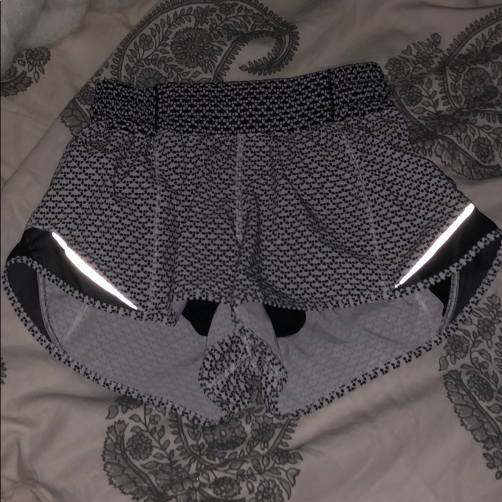 LULULEMON hotty hot short 2.5